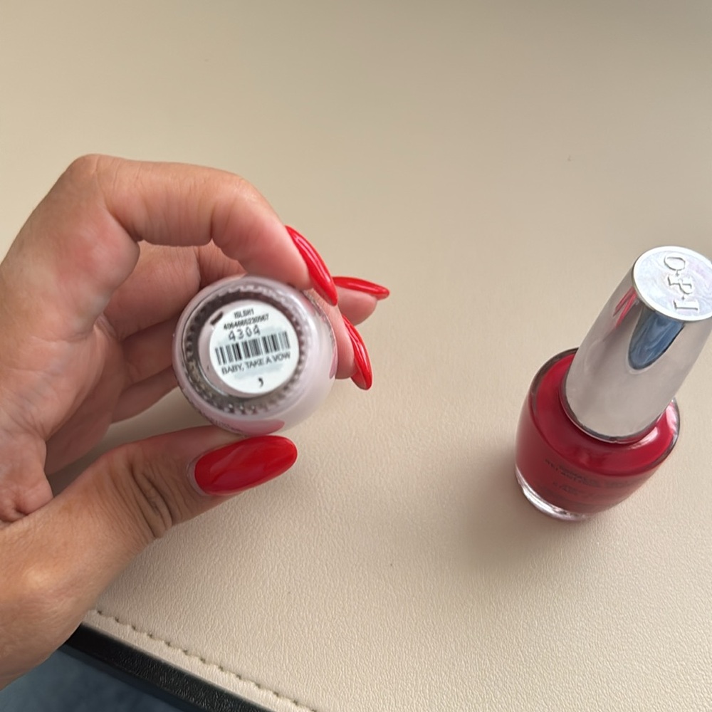 OPI Infinite Shine Duo - Big Apple red and Baby,take a vow - Picture 2 of 3